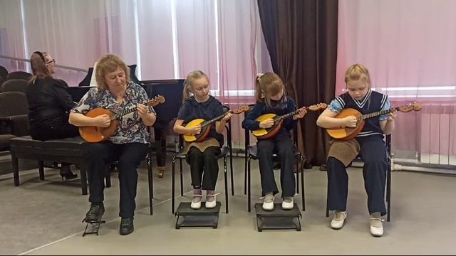 Ансамбль "Трояновские струнки" г.Новоржев Псковская область, на тему "Цыплятки" обр. О.Моисеевой