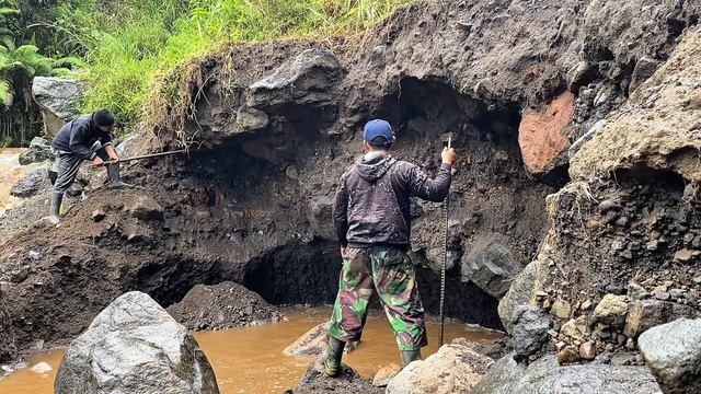 Строительство, шахтёры в ручную разбирают каменные завалы