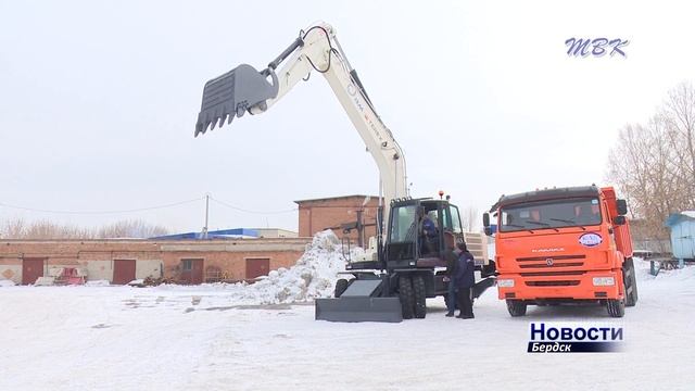 В КБУ Бердска поступила новая спецтехника – экскаватор Terex WX 200 и самосвал марки КАМАЗ