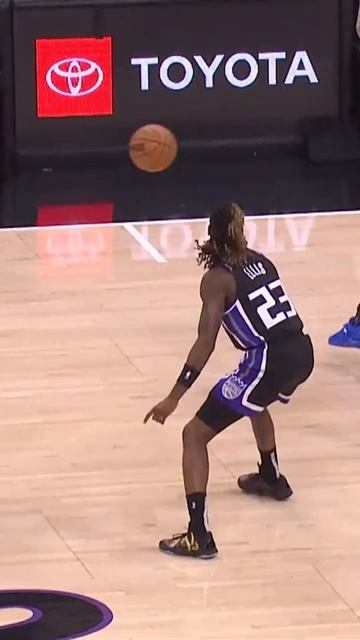 De’Aaron Fox with his first bucket back in Sacramento