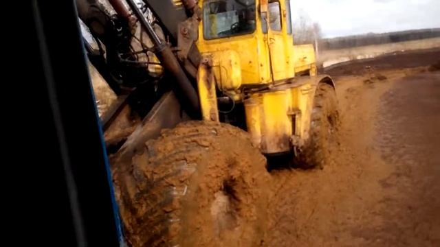 Кировец к750 грузит навоз
