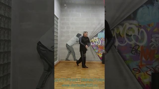 Упражнения с тренировочными нунчаку в студии (3)