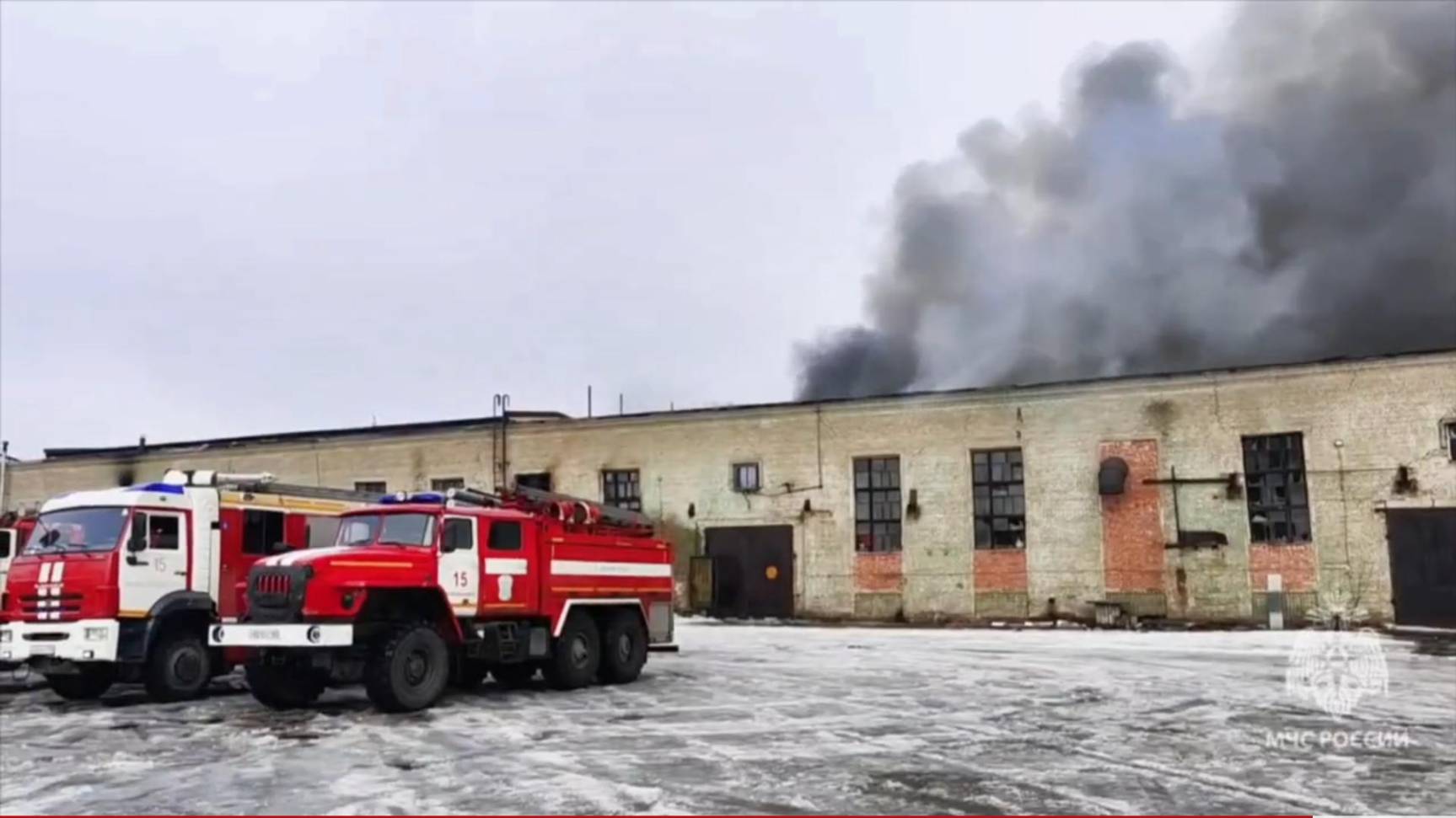 В Самарской области загорелся крупный склад