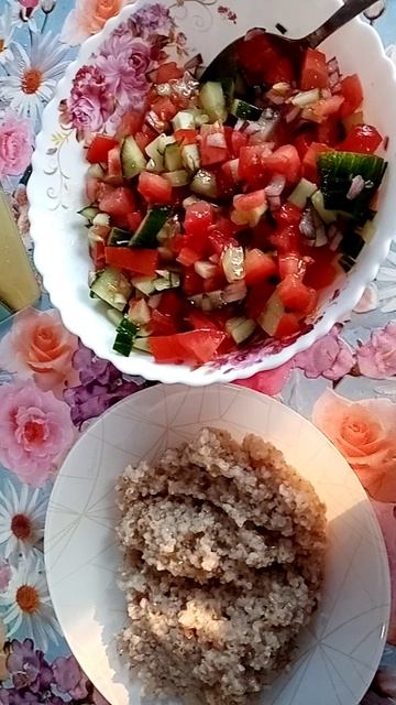Каши почти всегда с салатом.