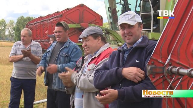 Бурмистровские артистки прямо в поле дали концерт механизаторам