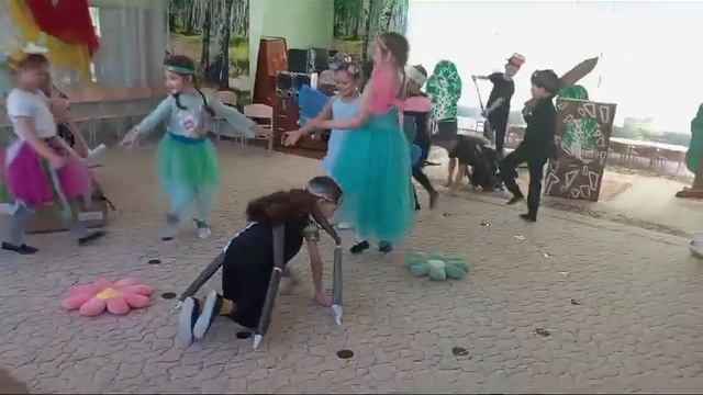 Спектакль "Стрекоза и Муравей".