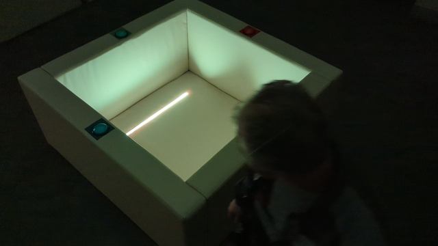 Сухой бассейн с RGB-подсветкой и кнопками управления в бортах — демонстрация работы в темноте