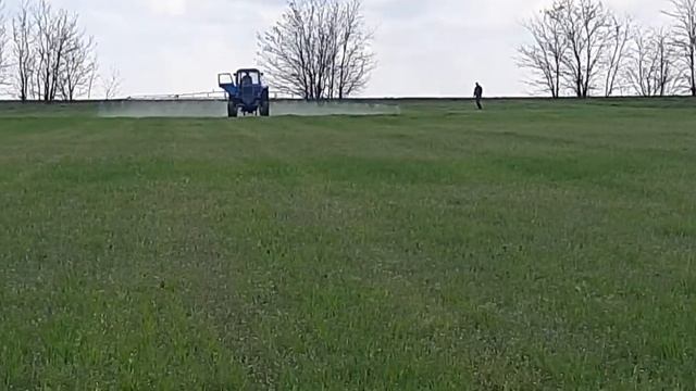 мтз-82. Опрыскивание 💧озимого ячменя 🌾 трактором мтз-82 и навесним опрыскивателем 2021. #мтз-82