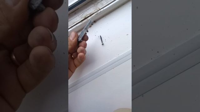Решение если низ рамы выгнуло из-за отсутствия крепежа, а створку выгнуло из-за рихтовочных пластин