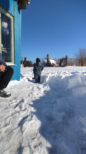 Стёпа чистит снег большой лопатой!