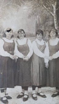 Маянга, 1946г. Они тоже ковали победу Сорокина Семёнова Евдокия Илларионовна вторая справа.