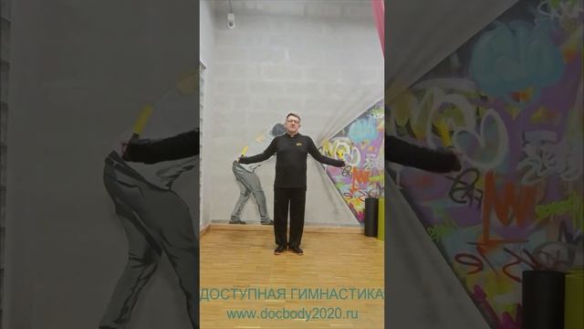Упражнения с тренировочными нунчаку в студии (13)