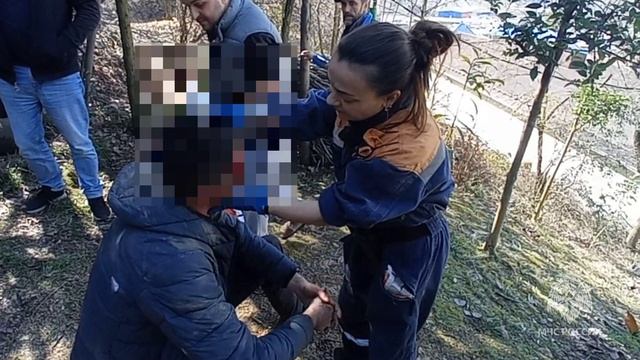 В Сочи спасатели помогли упавшему в овраг мужчине