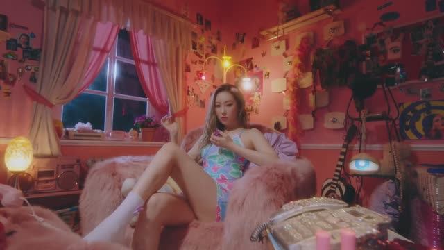 SUNMI-You-can-t-sit-with-us