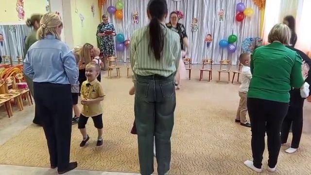 Праздник весны для мам.