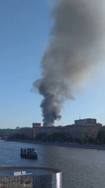 Пожар в центре Москвы продолжается