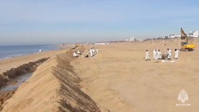 Группировка Донского МЧС продолжает работу по очистке пляжей Анапы