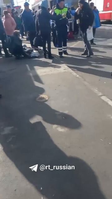 ❗️Машина такси наехала на остановку в Казани, пострадали 11 человек, сообщили РИА Новости в Минздрав