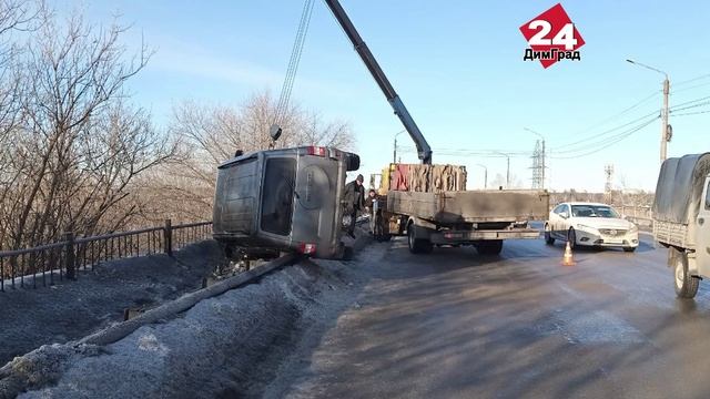 Не справился с управлением и повис на отбойнике