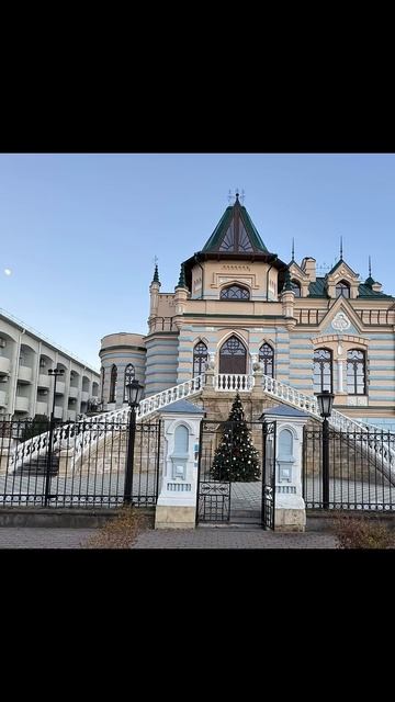 Дача Мухтарова — это красивый замок, расположенный на территории пансионата «Звёздный».