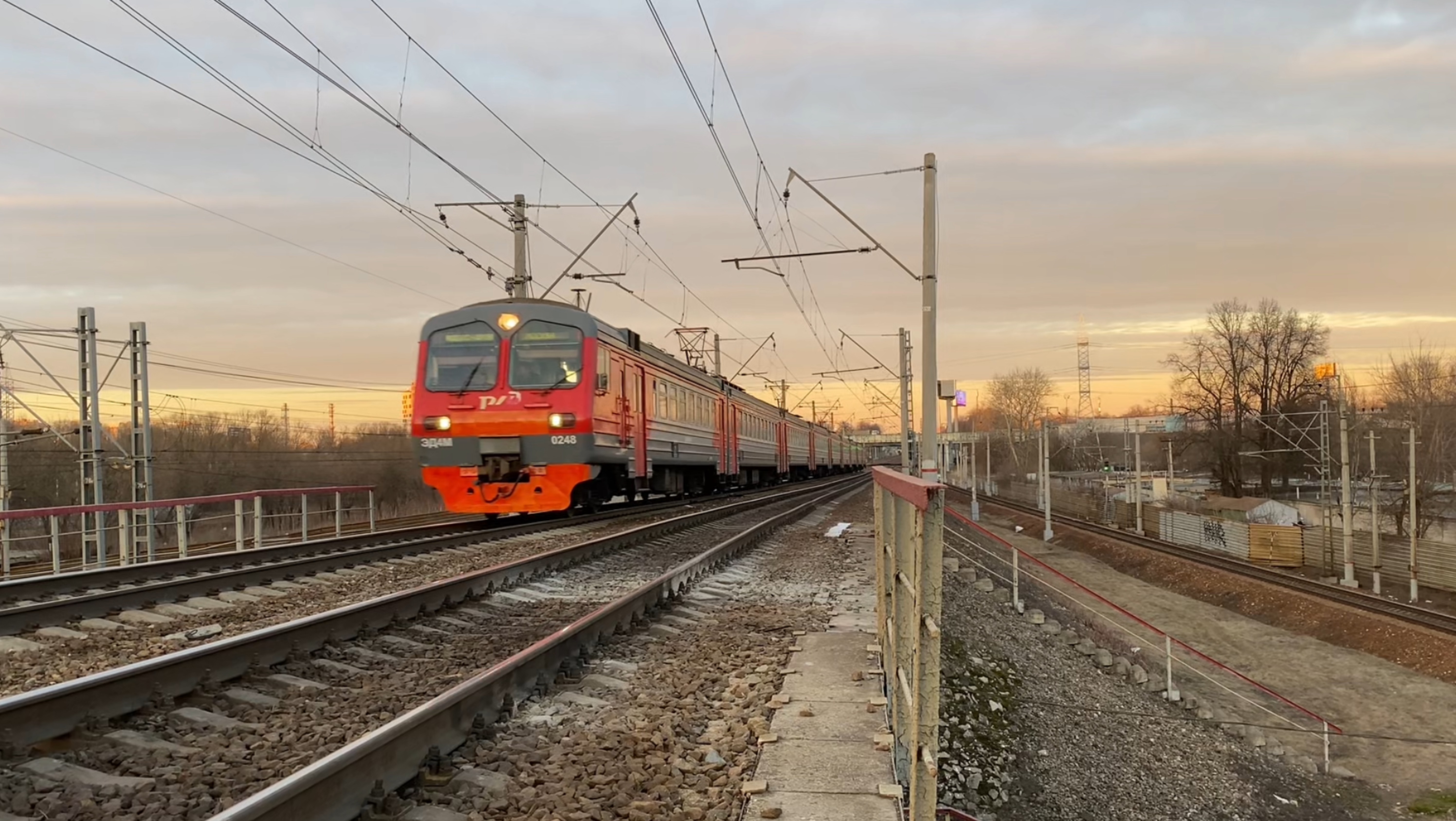 ЭД4М-0248 в вечерний закат проследует близ о.п. Яуза