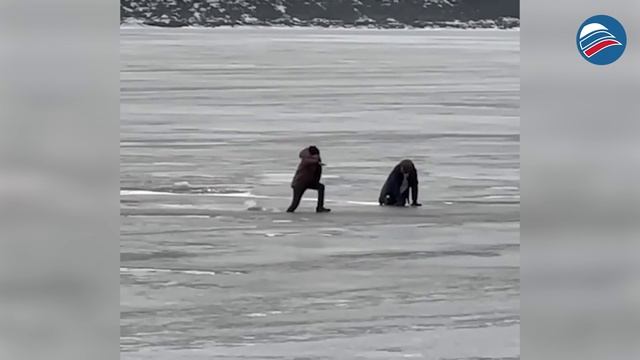 Опасная игра: дети провалились под лёд в Петербурге