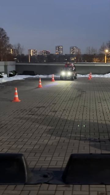 Дети за рулем мини джипа