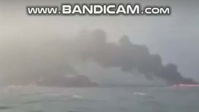 Как горят столкнувшиеся в Северном море танкер и корабль. Видео