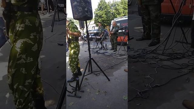афганец поет душевную песню ра улице города