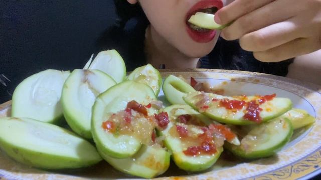 Eating Mango mix spicy chili salt 🌶yummy yummy #asmr #subscribe #food