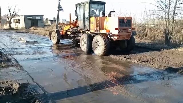 Самарцы выравнивают проезжую часть в Снежном