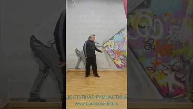 Упражнения с тренировочными нунчаку в студии (25)