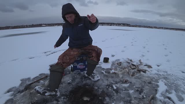 ПОПАЛ НА РЫБУ! Рыбалка на балансир и мормышки.