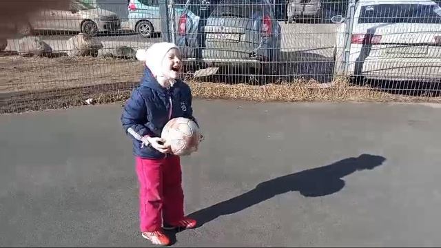 Иванна Черномырдина учится чеканить мячём 09.03.2025.