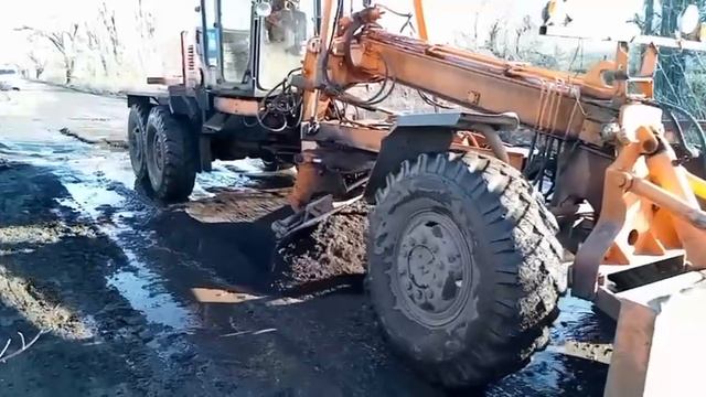 Самарцы выравнивают проезжую часть в Снежном