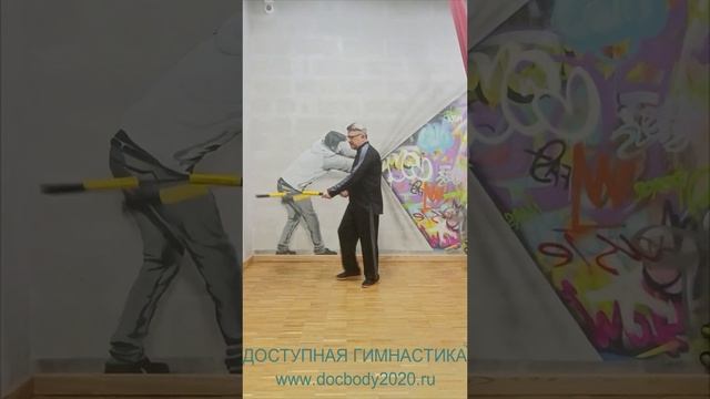 Упражнения с тренировочными нунчаку в студии (28)