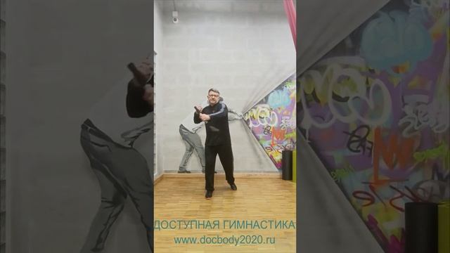 Упражнения с тренировочными нунчаку в студии (5)