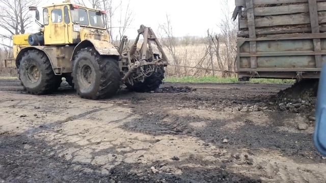 Кировец. Телега провалилась.