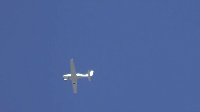 Flamingo Air Cirrus SR22 flying overhead