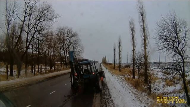 Под Губкином оторвавшееся колесо трактора влетело во встречную машину.