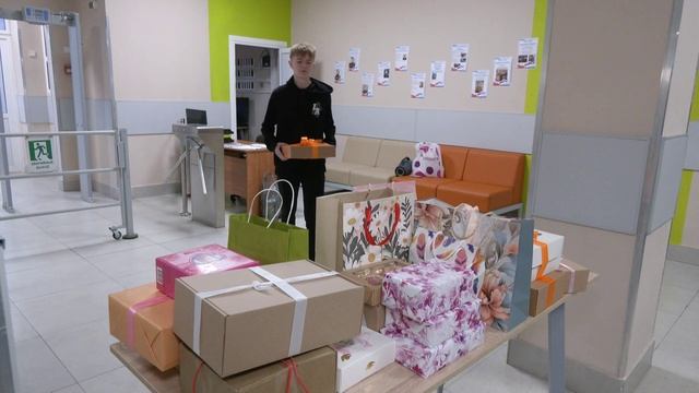 Школьники Дубны собрали к 8 Марта подарки для пожилых жительниц Горловки