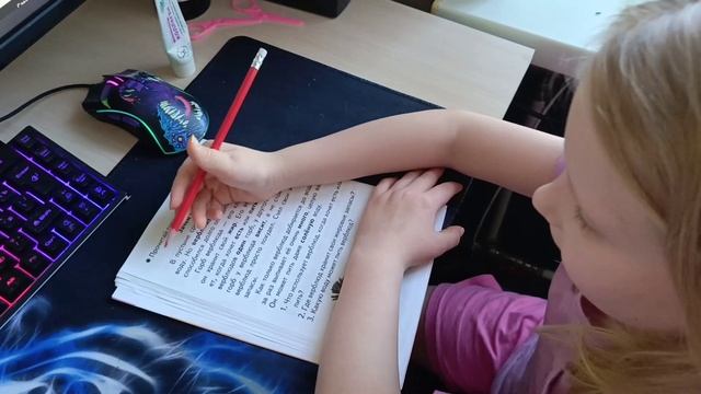 Елена Бортникова. Занятия с ребенком.8 марта. Прогулка собаки. Утренник в детском саду.