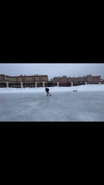 Коньки , каток , спорт ,лавки чумавки.