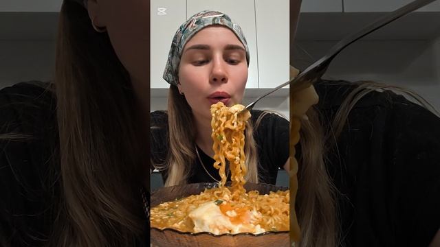 mukbang. культурный мукбанг. рамен.