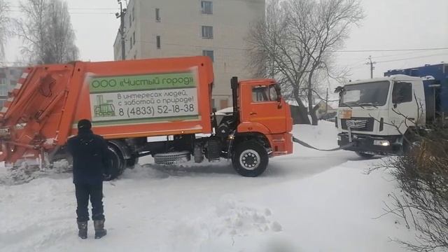 мусоровоз тащит мусоровоз