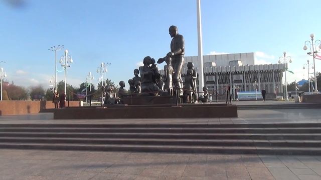 Ташкент. Площадь Дружбы народов   - Бунедкор