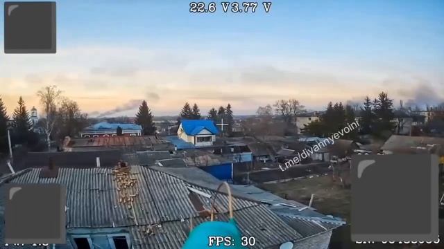 ‼️🇷🇺На кадрах наш FPV-дрон пролетел через центр Суджи и точным попаданием уничтожил уСраинский БТР