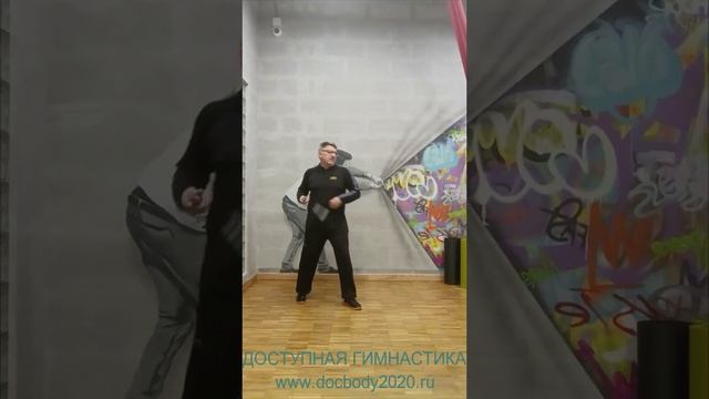 Упражнения с тренировочными нунчаку в студии (2)