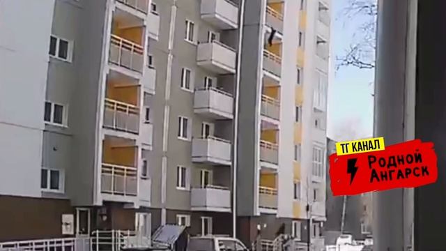 Ребенок чуть не выпал с балкона