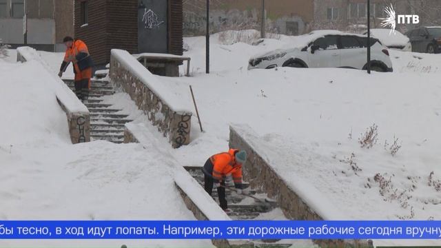 В Первоуральске устраняют последствия обильного снегопада